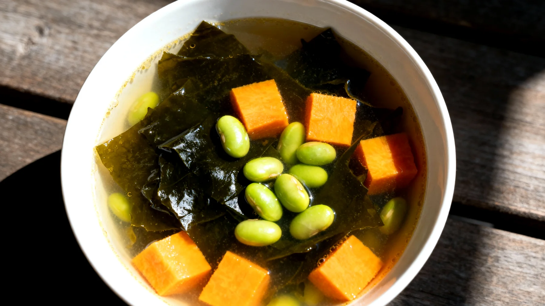 Miso-Suppe mit Wakame-Algen, Edamame und Süßkartoffelwürfeln"